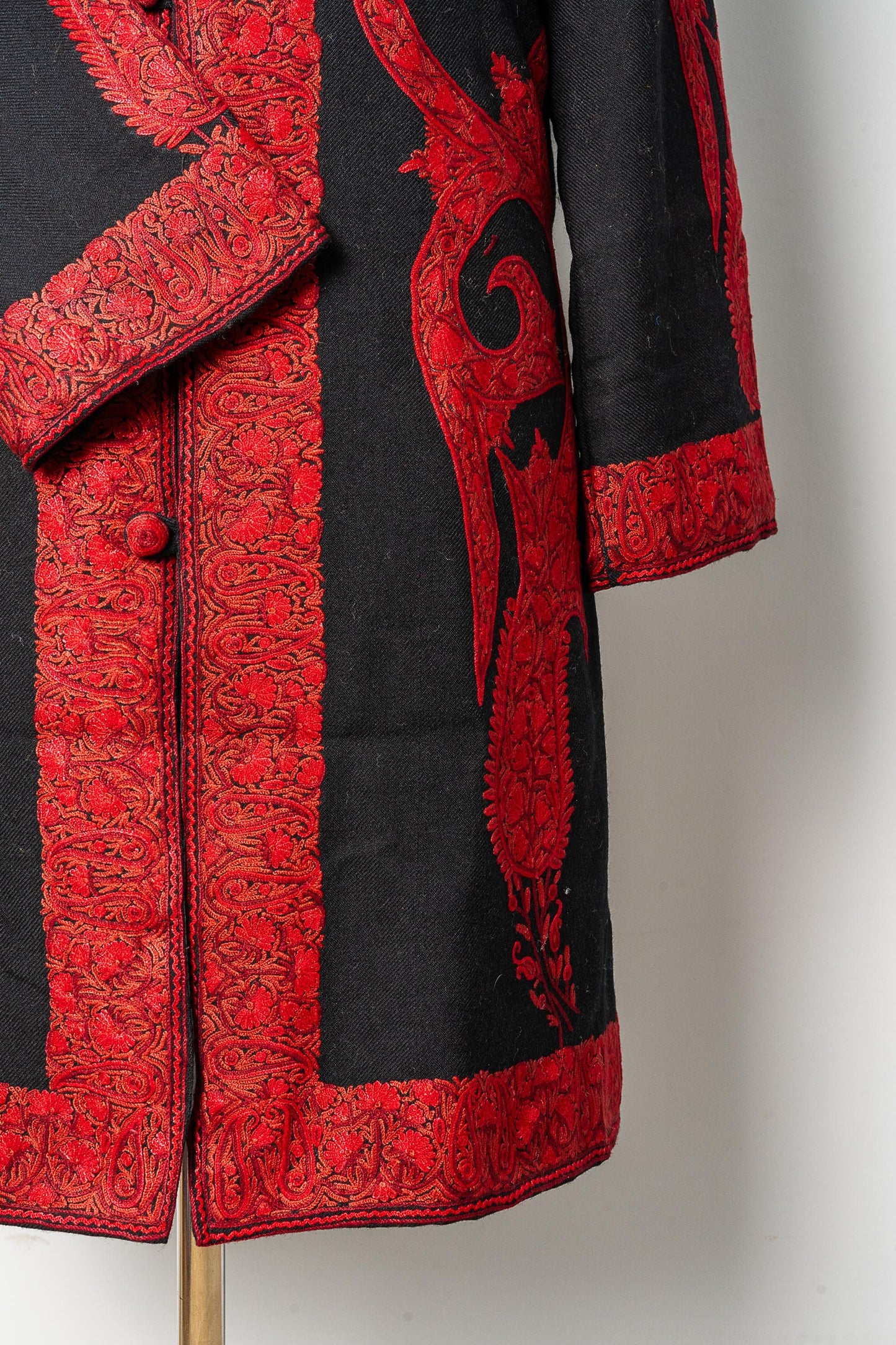 Alamdaar Elegance: Regal Aari Embroidery Hand-Embroidered Jacket