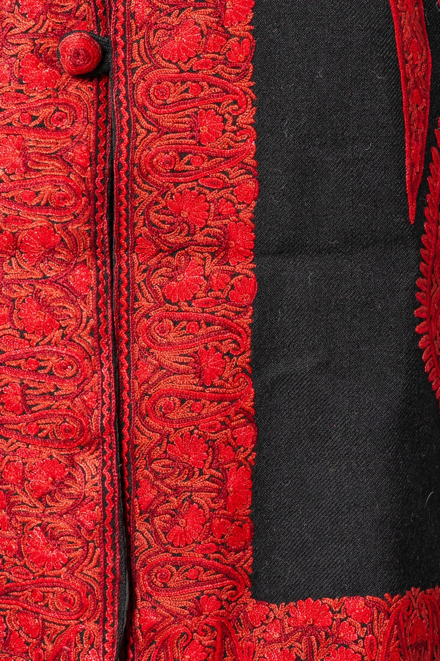 Alamdaar Elegance: Regal Aari Embroidery Hand-Embroidered Jacket