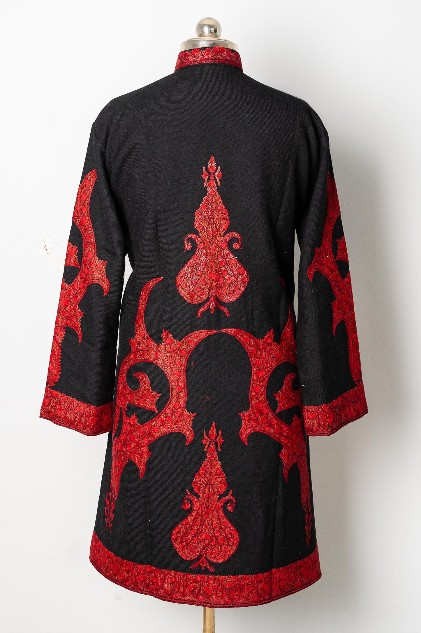 Alamdaar Elegance: Regal Aari Embroidery Hand-Embroidered Jacket